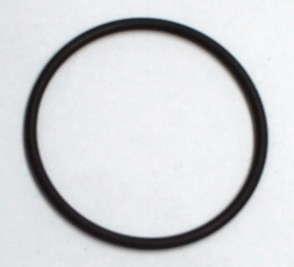 Schwarzer O-Ring von Daikin auf weißem Hintergrund, typischerweise für Dichtungsanwendungen in Luftansaugstutzen.